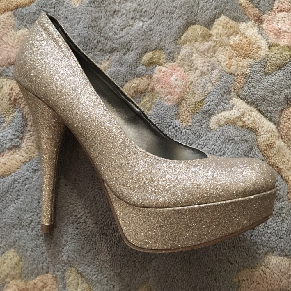 Beautiful sparkle heels!